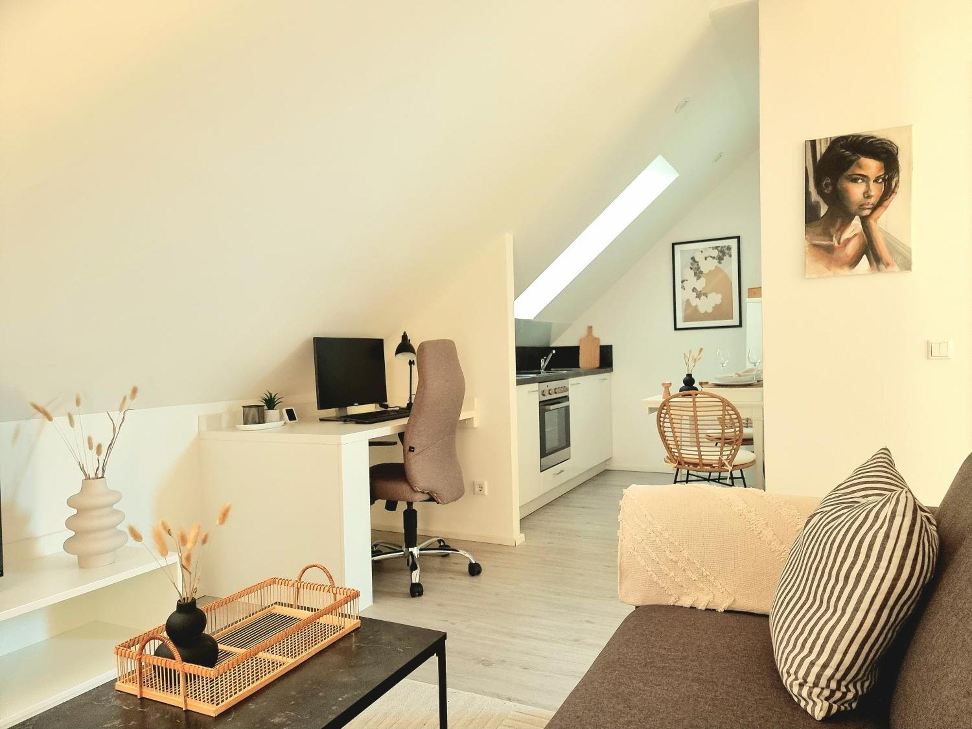 Homestay-Stylish, Zentral- Loft Apartment-Parking Инголщат Екстериор снимка
